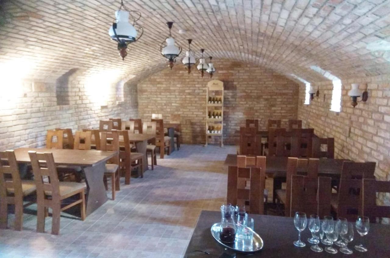 Penzion Tramin Valtice Bagian luar foto
