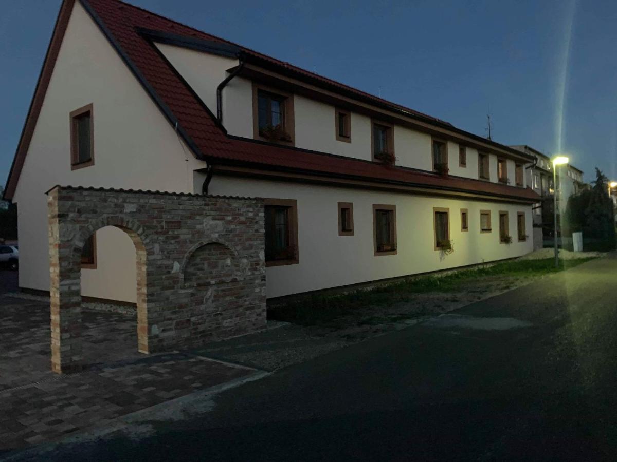 Penzion Tramin Valtice Bagian luar foto